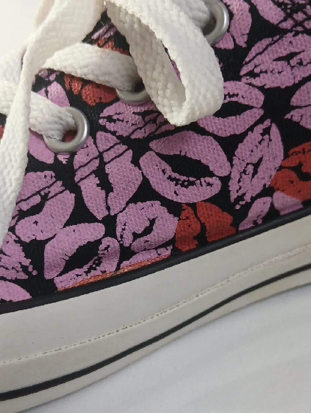 Converse Chuck Taylor All Star Low Top Pink & Red Lip Print Sneakers - Picture 15 of 16